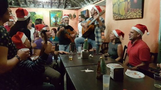 grupo de gente cantando en fiesta